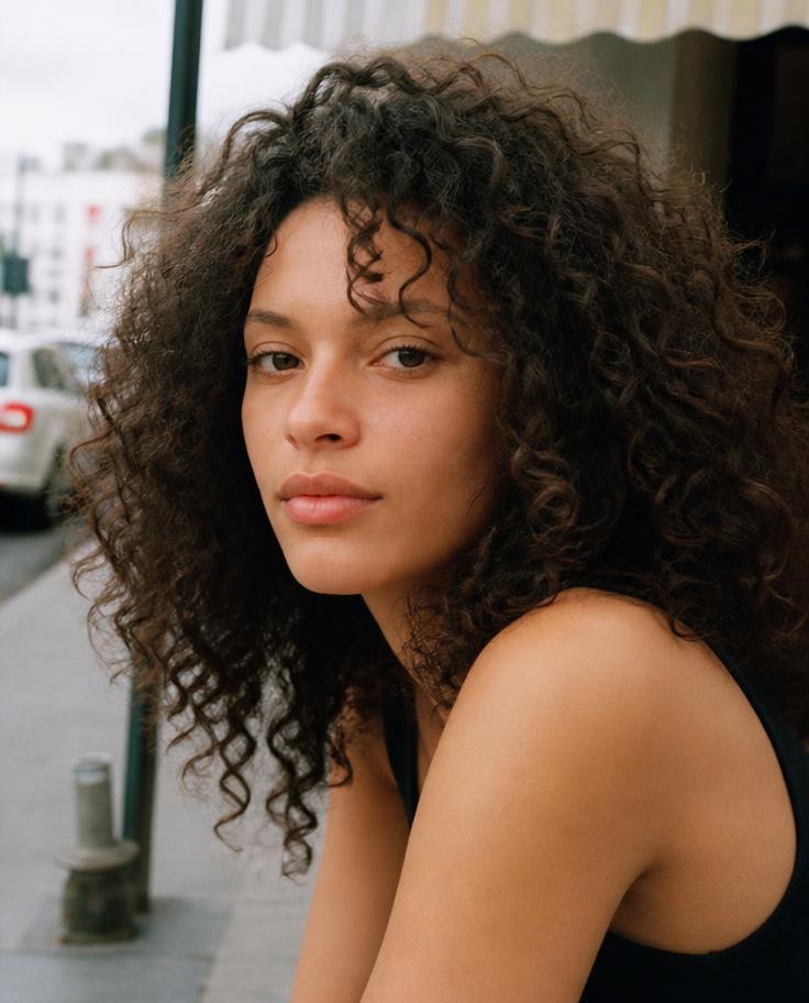 Model with voluminous natural curls