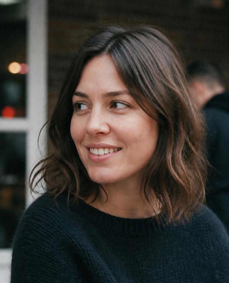 Model with a wavy ash brown lob